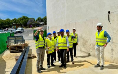 Visita a los trabajos de montaje de la cubierta de la piscina