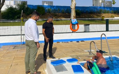 El alcalde y el delegado de deportes visitan los cursos de natación que se imparten en la piscina municipal