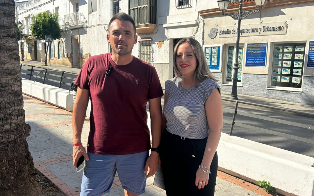 El PSOE de Arcos muestra la preocupación de los vecinos de la calle Alameda por las filtraciones de agua