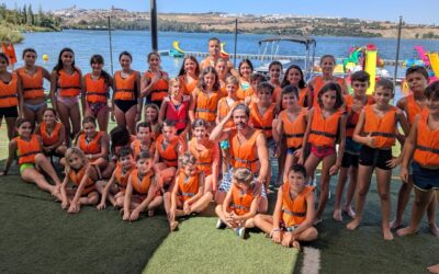 Los nadadores de los Clubes Natación Jerez y Entrebahías inician la pretemporada en el lago de Arcos