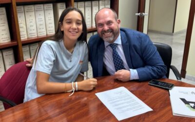 La skater olímpica Natalia Muñoz firma un contrato de patrocinio