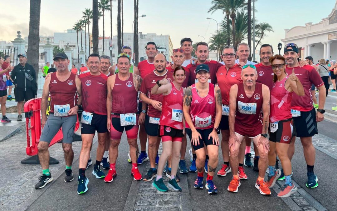 Atletas de Arcos participan en la I Media Maratón Ciudad de Cádiz