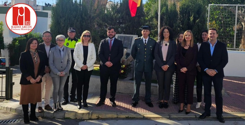 Ya ondea la bandera de España en la Avenida de la Constitución en el aniversario de la creación de la Carta Magna