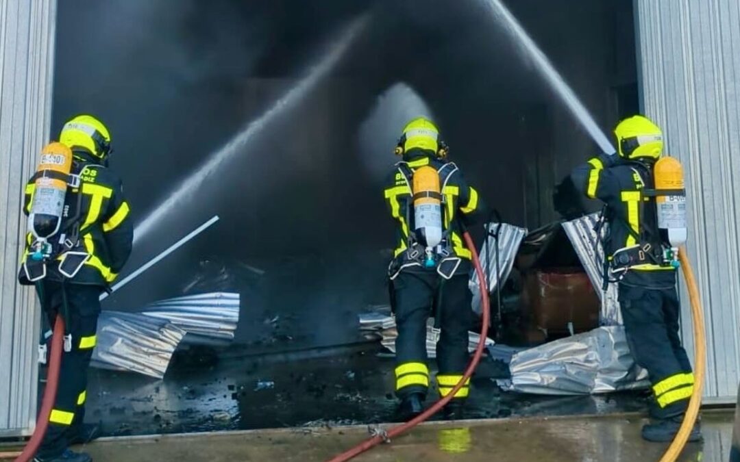 Un incendio afecta a una nave del Polígono Industrial El Peral