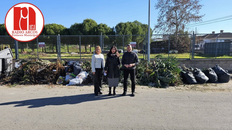 El Ayuntamiento implantará la recogida puerta a puerta de residuos y retirará la batea de restos de poda en El Santiscal