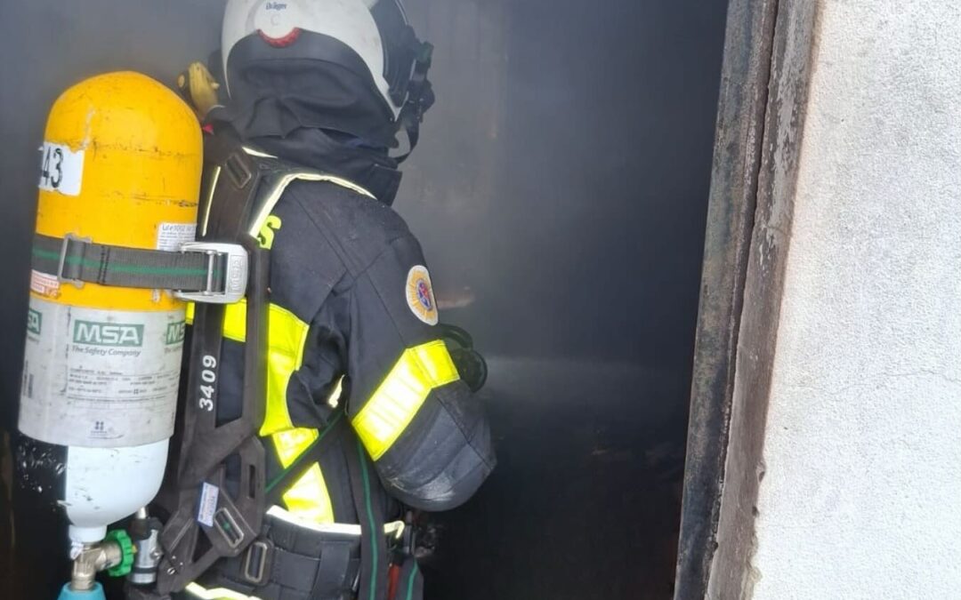 Bomberos de Arcos extinguen un incendio en una vivienda