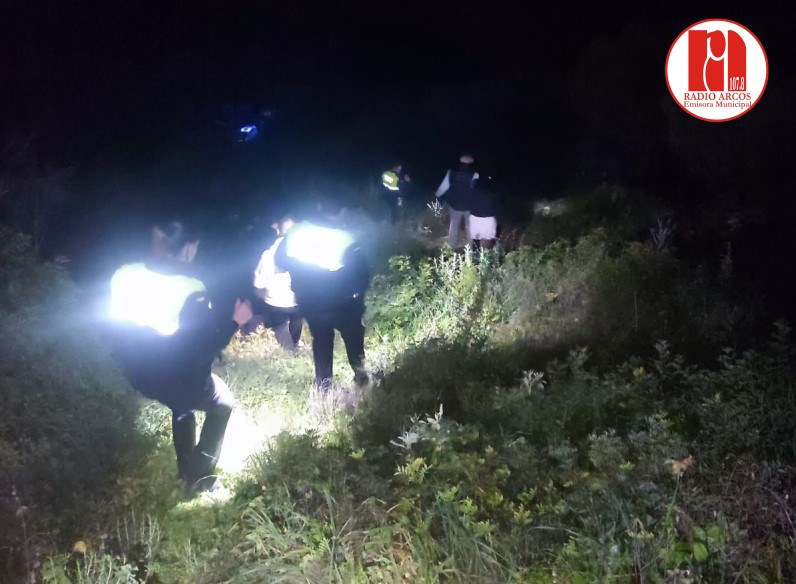 Policía Local y Guardia Civil rescatan a cuatro jóvenes senderistas que se se habían perdido en la Presa de Guadalcacín en Arcos